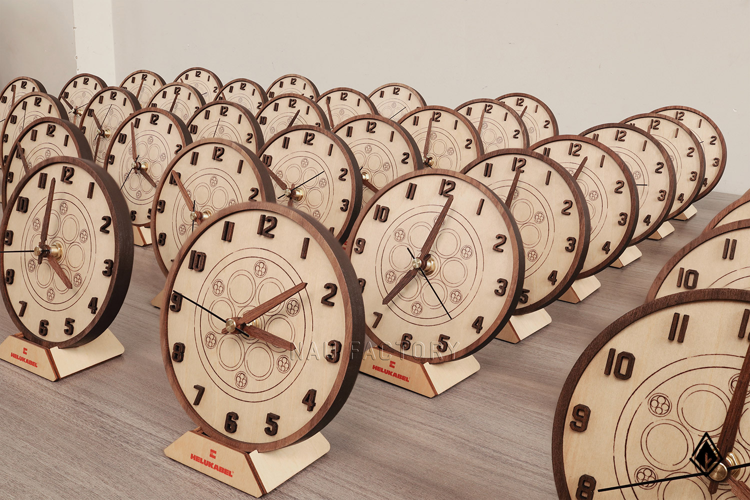 Đồng hồ gỗ Maple để bàn