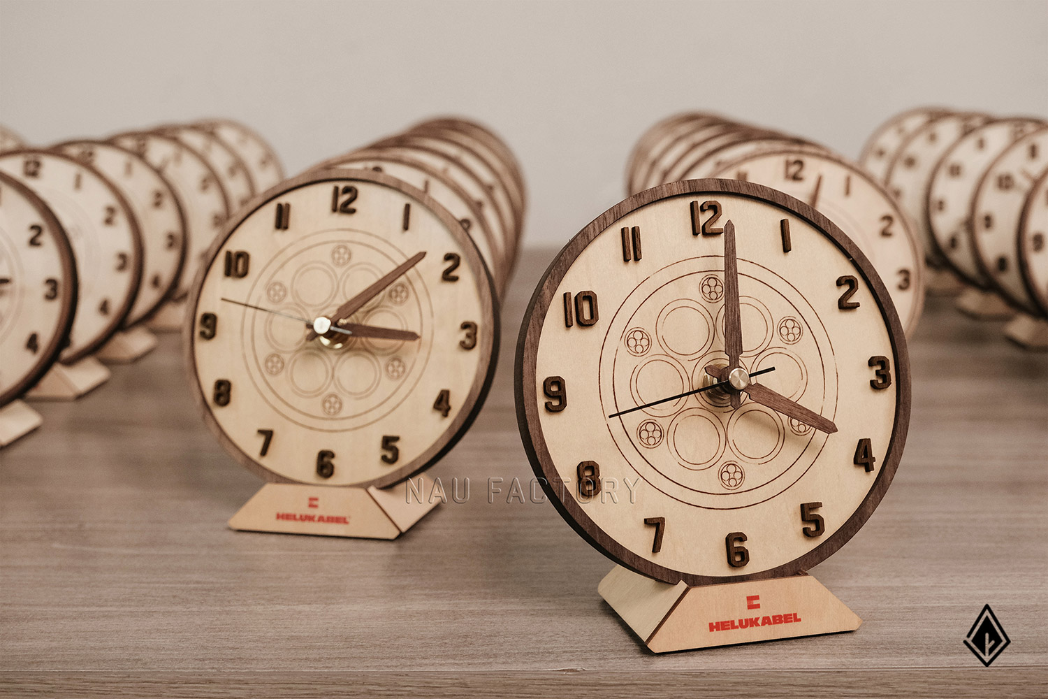 Đồng hồ gỗ Maple để bàn