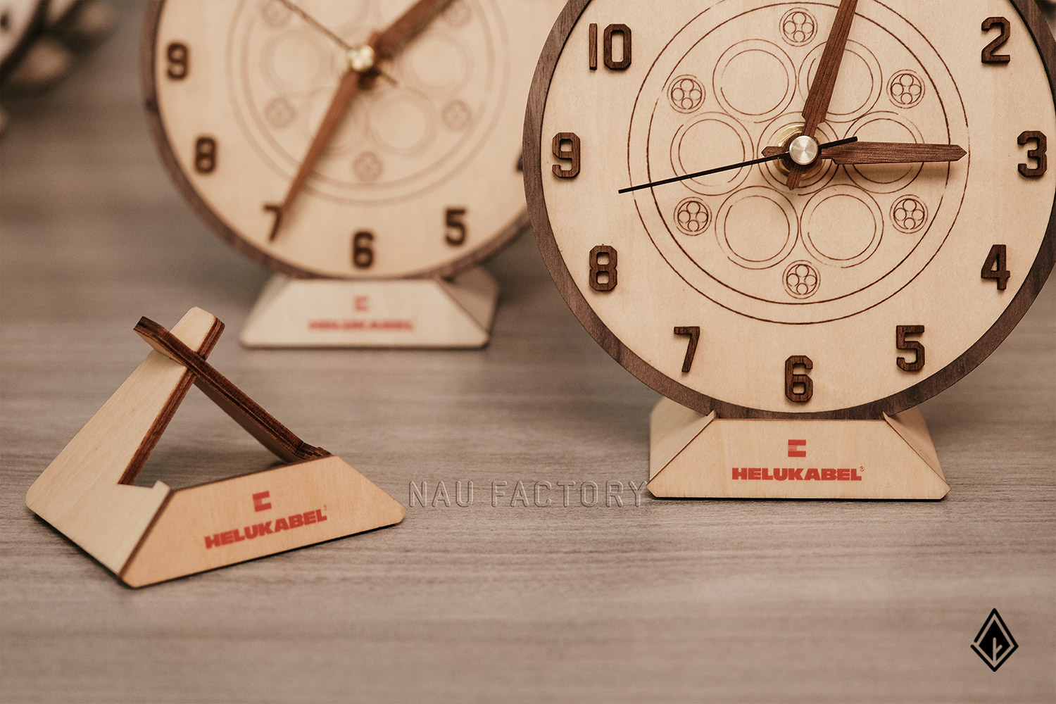 Đồng hồ gỗ Maple để bàn