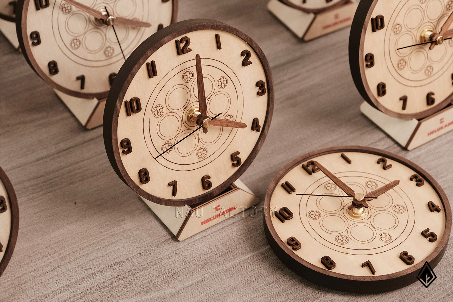 Đồng hồ gỗ Maple để bàn