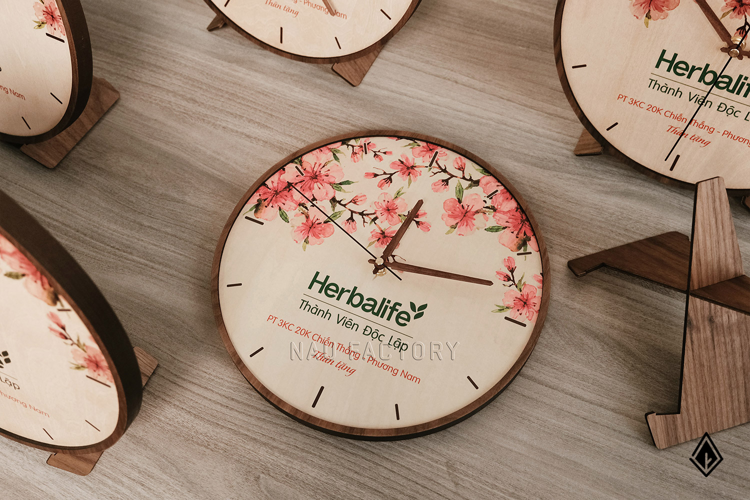 Đồng hồ gỗ để bàn