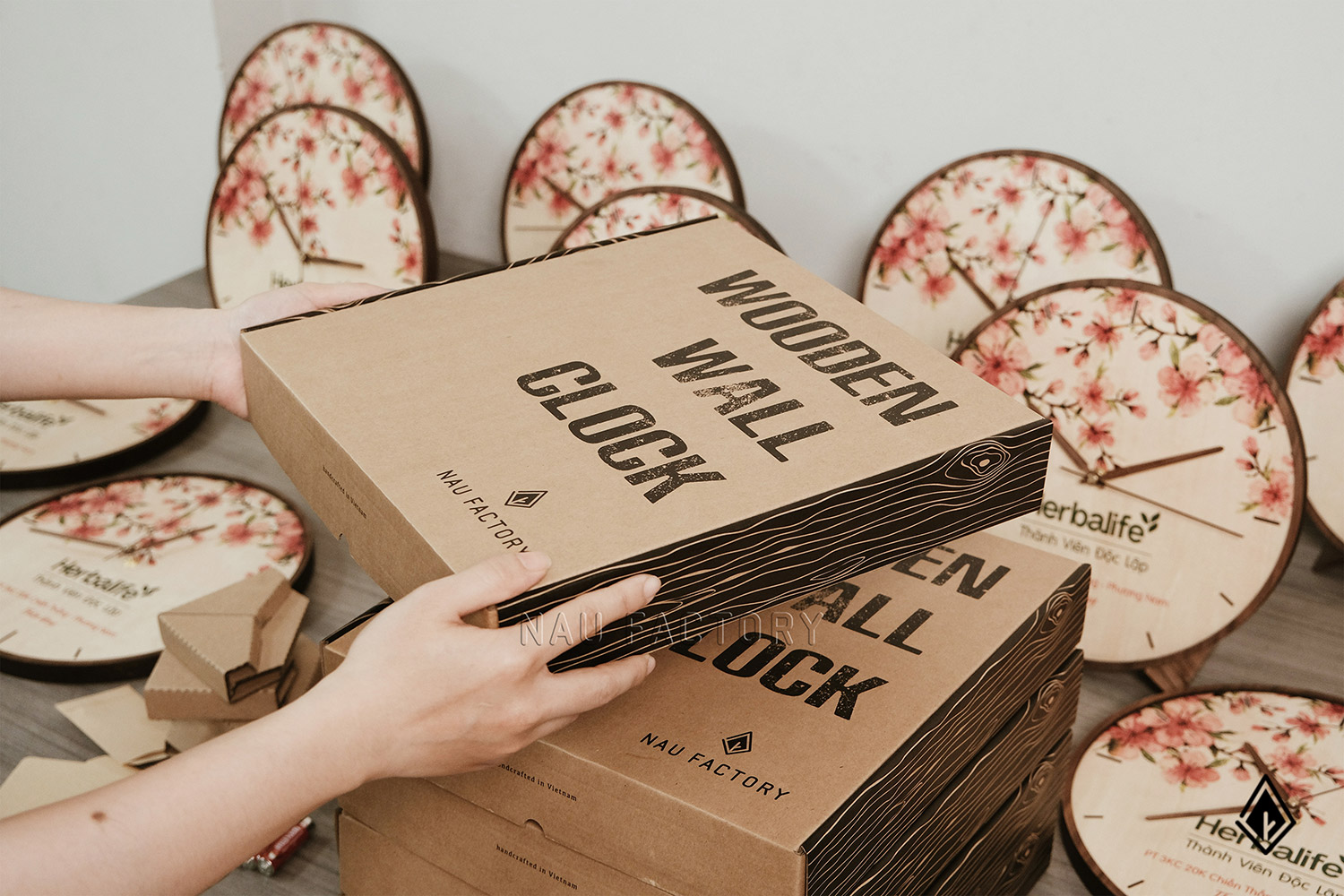 Đồng hồ gỗ để bàn