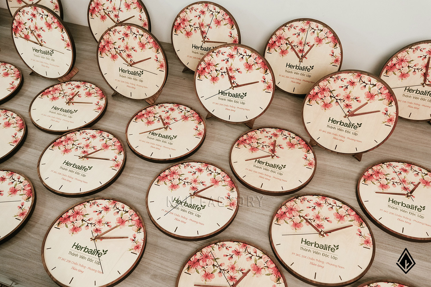 Đồng hồ gỗ để bàn