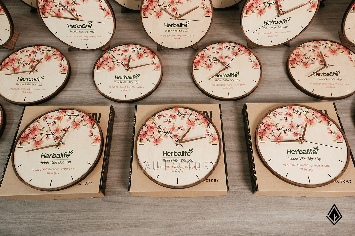 Đồng hồ gỗ để bàn