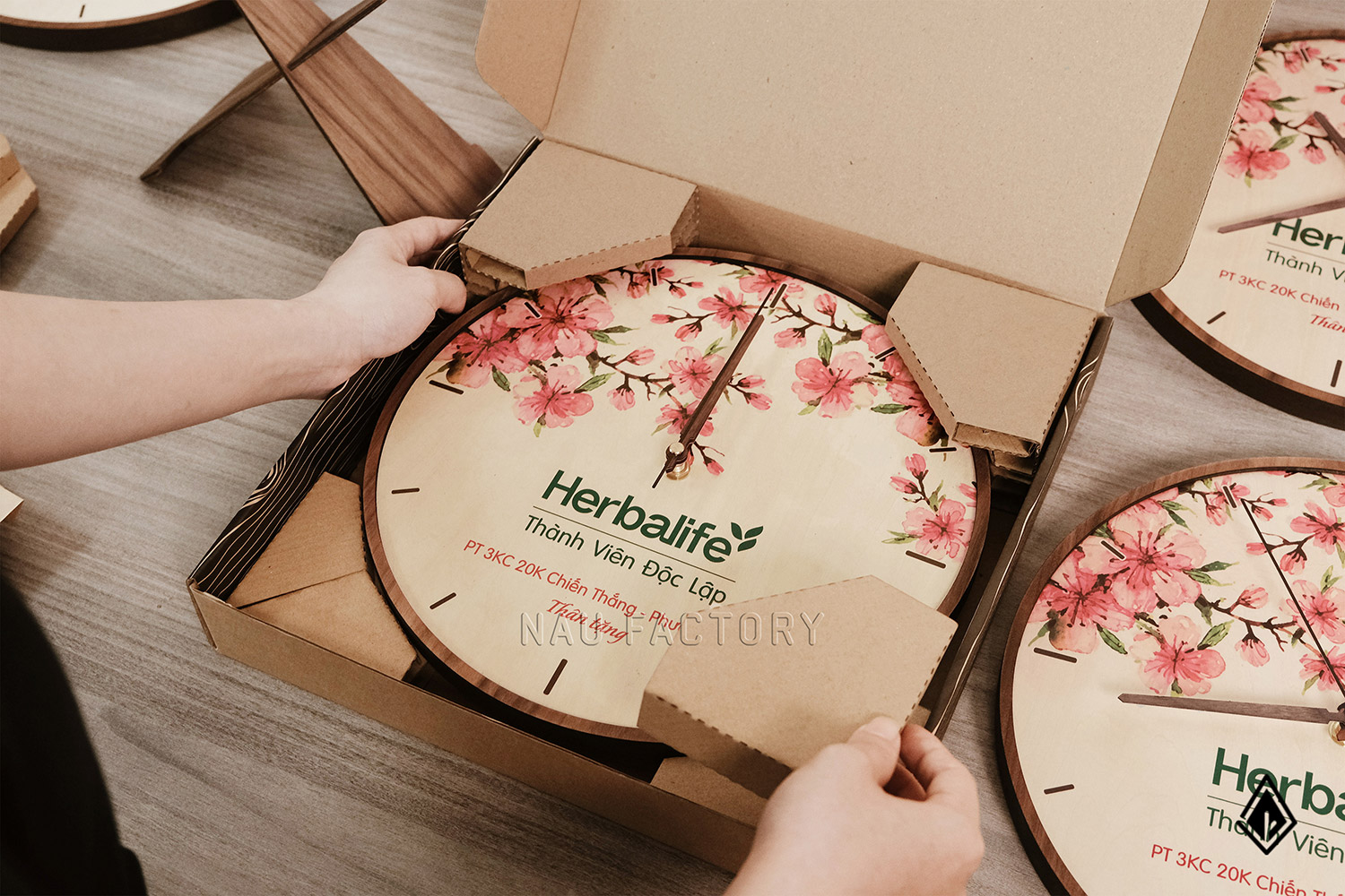 Đồng hồ gỗ để bàn