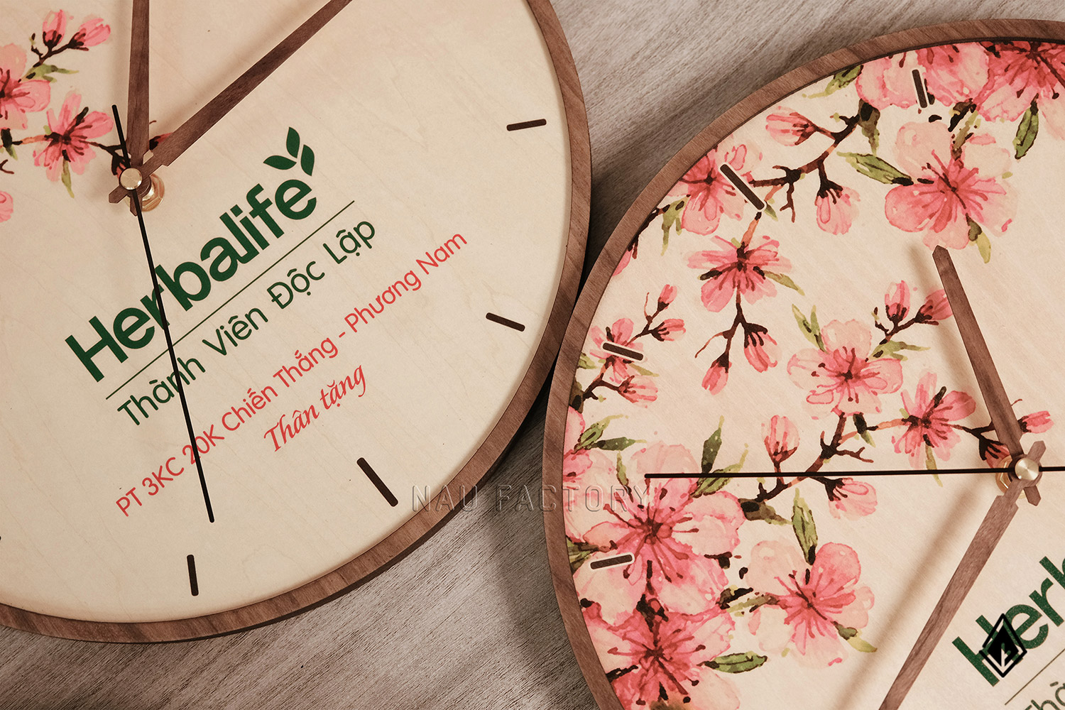 Đồng hồ gỗ để bàn