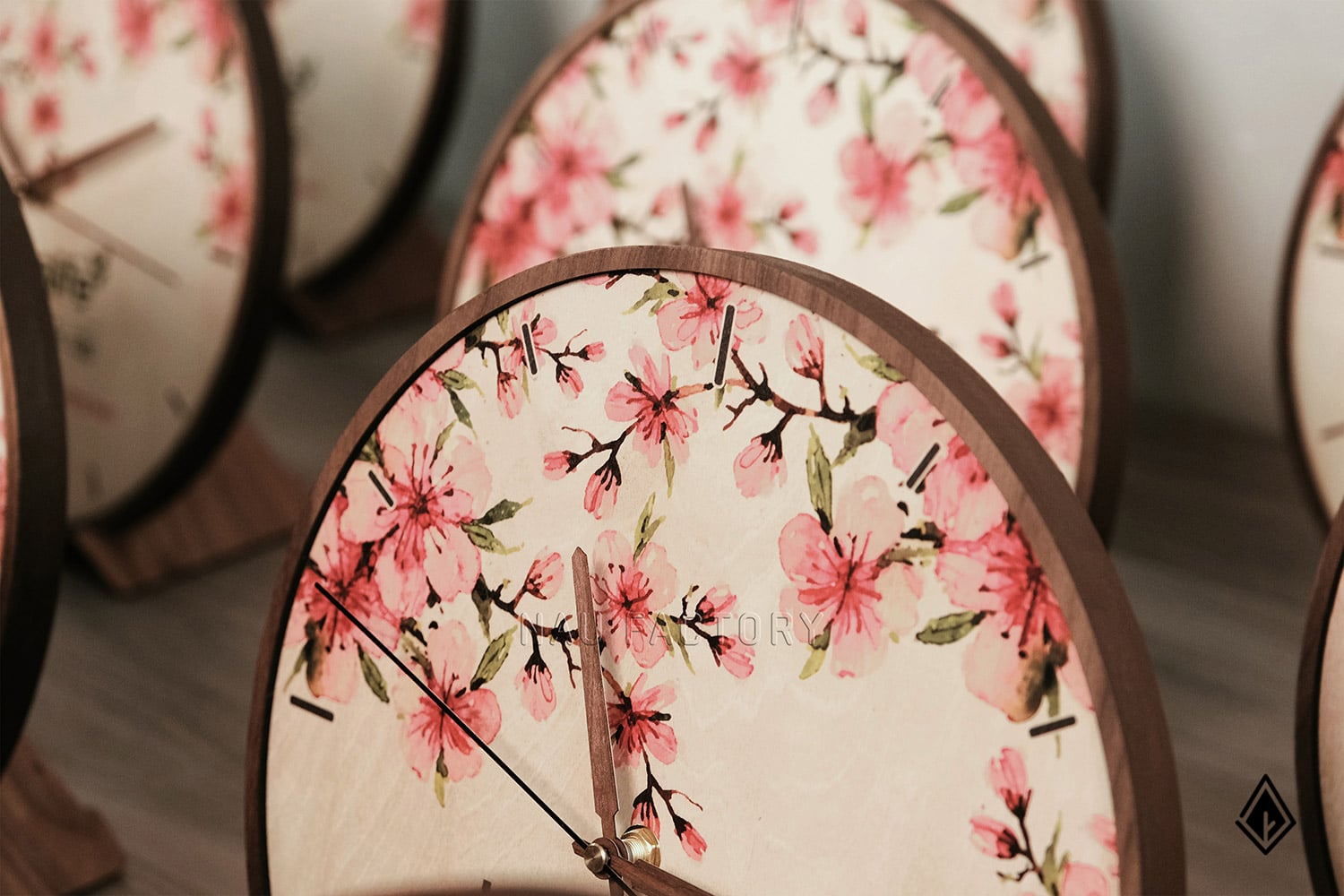 Đồng hồ gỗ để bàn