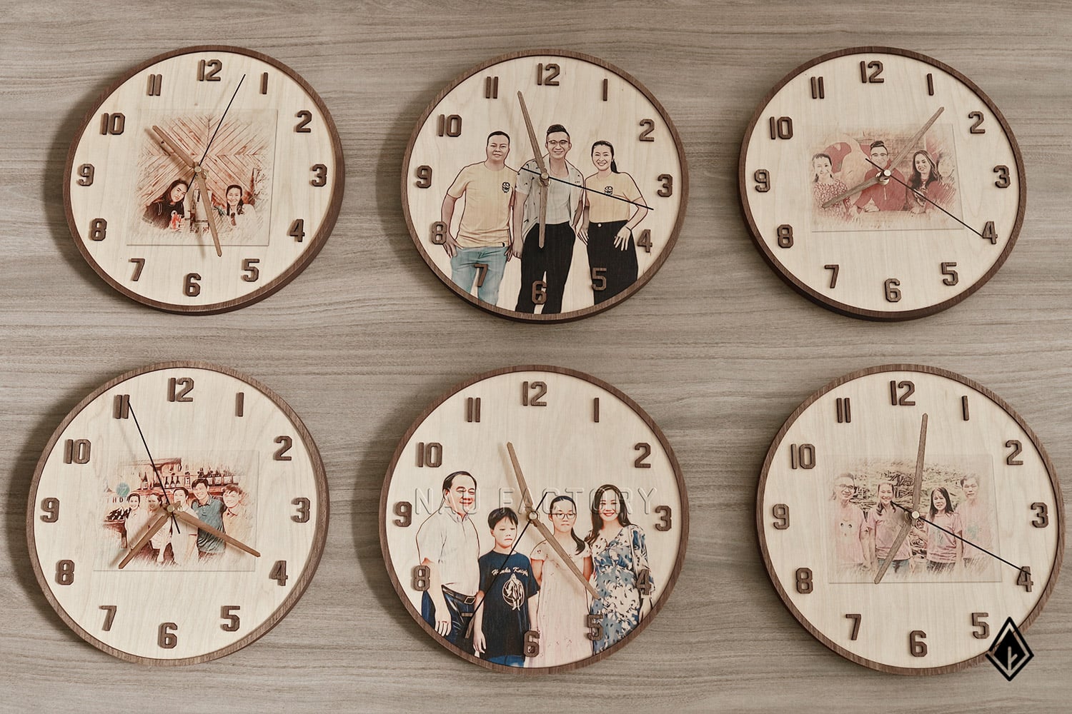 Đồng hồ gỗ in hình chân dung