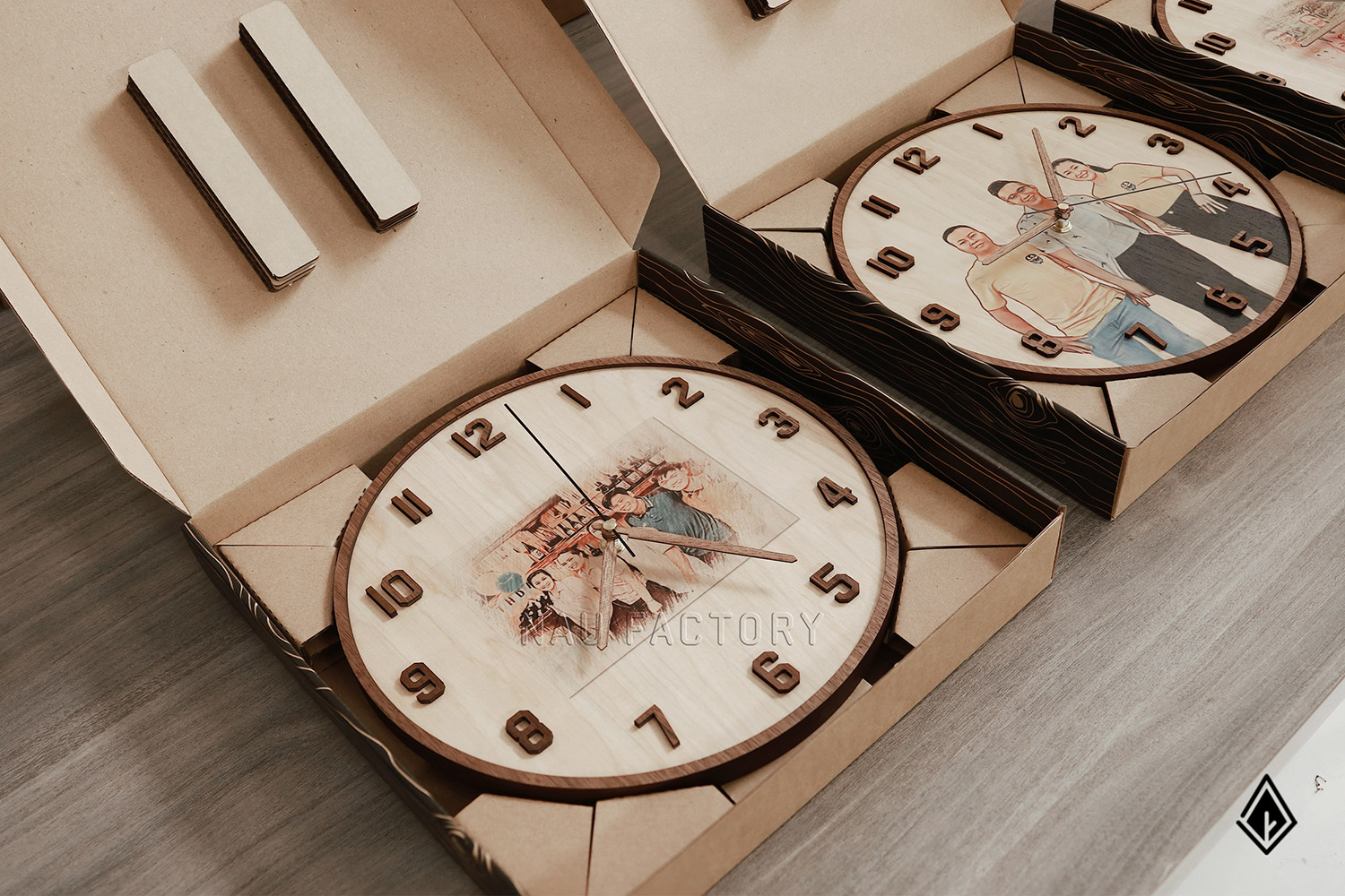 Đồng hồ gỗ in hình chân dung