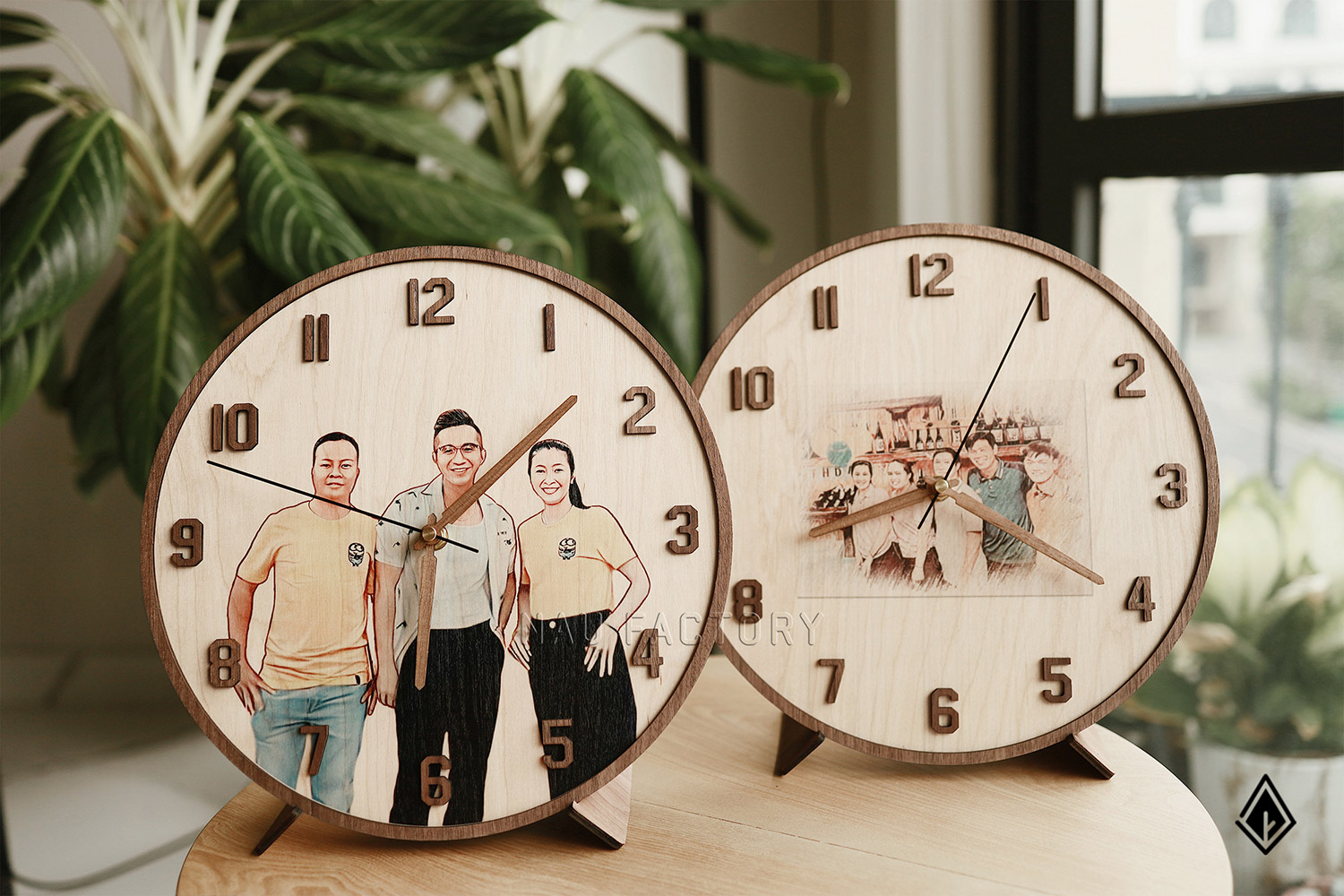 Đồng hồ gỗ in hình chân dung