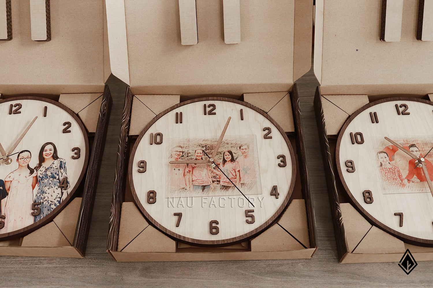 Đồng hồ gỗ in hình chân dung