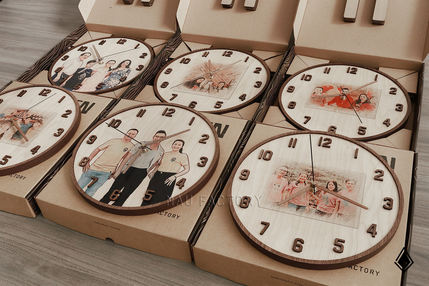 Đồng hồ gỗ in hình chân dung