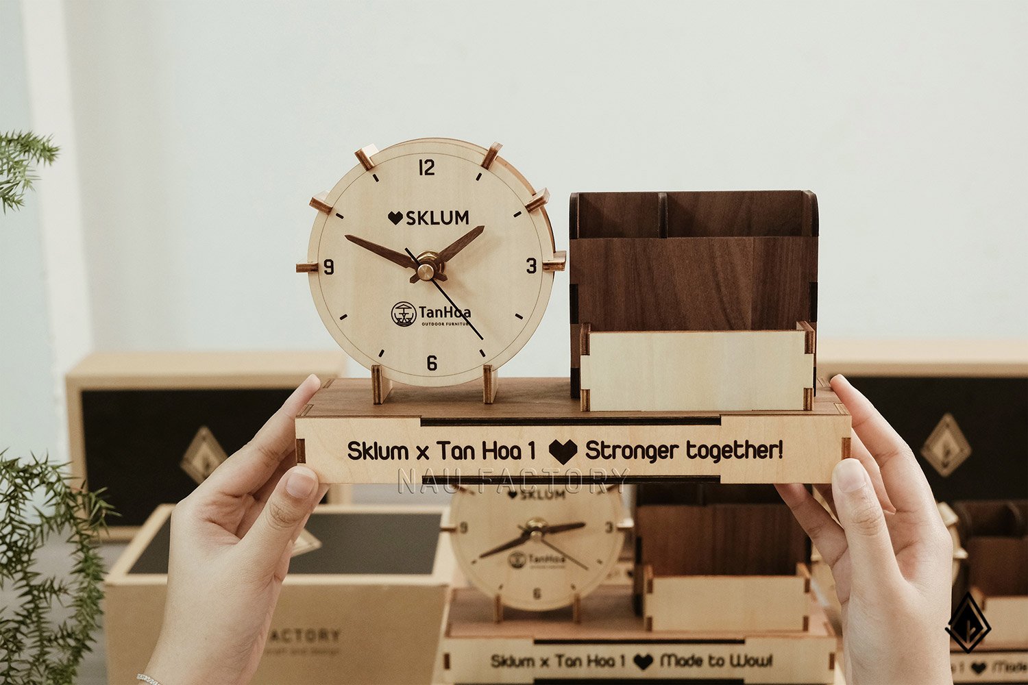đồng hồ gỗ khay bút