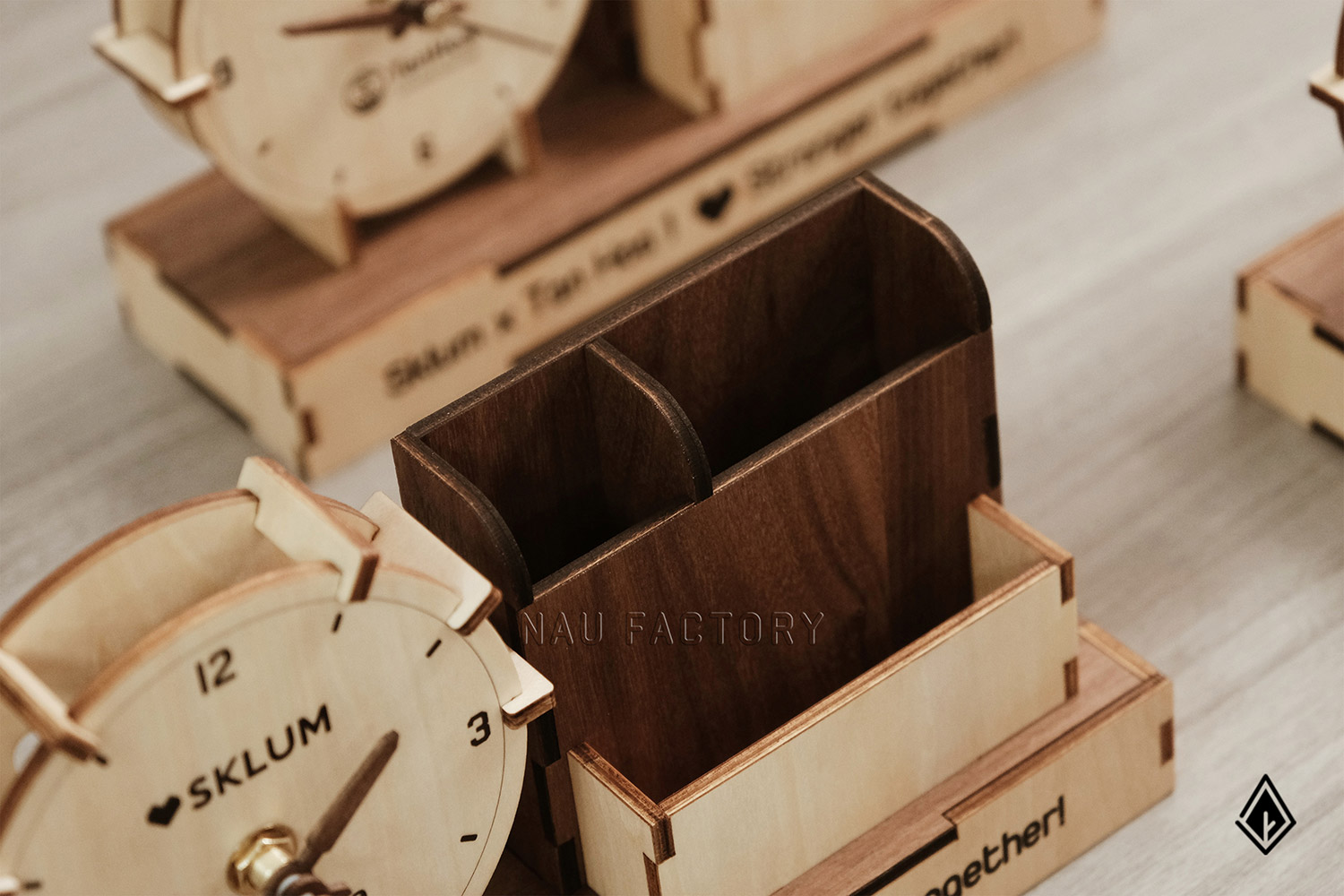 đồng hồ gỗ khay bút