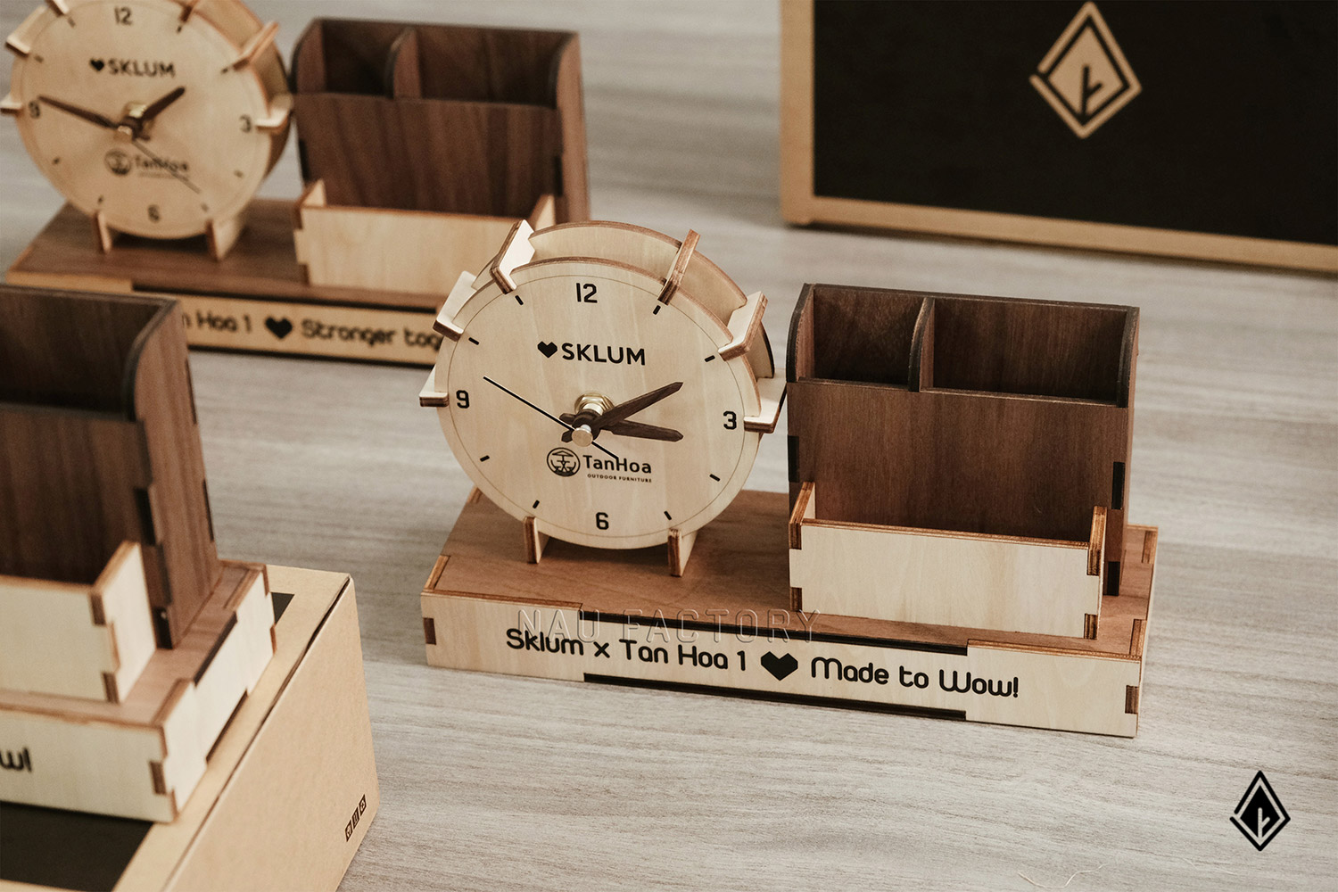 đồng hồ gỗ khay bút