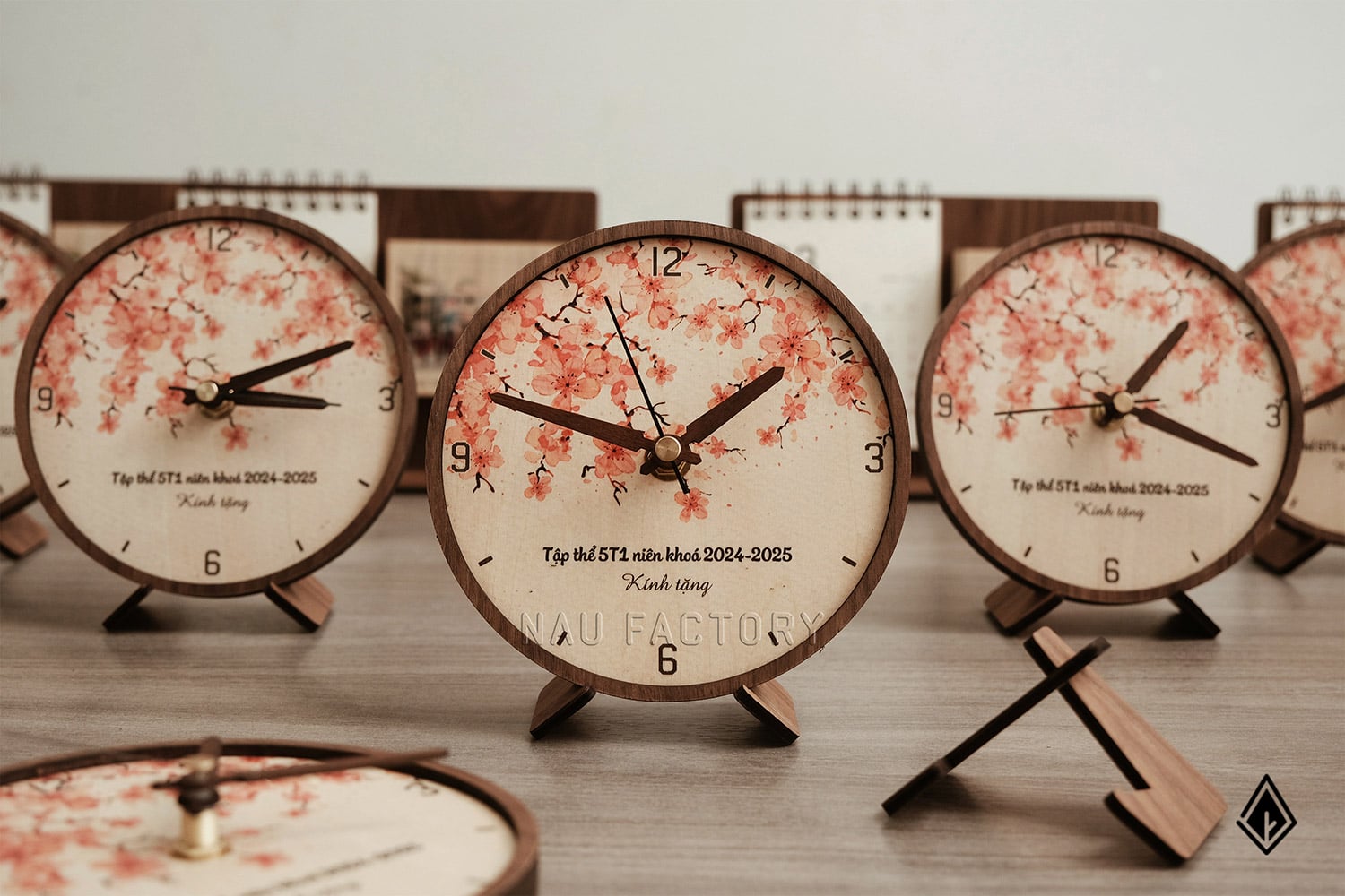 Đồng hồ gỗ để bàn