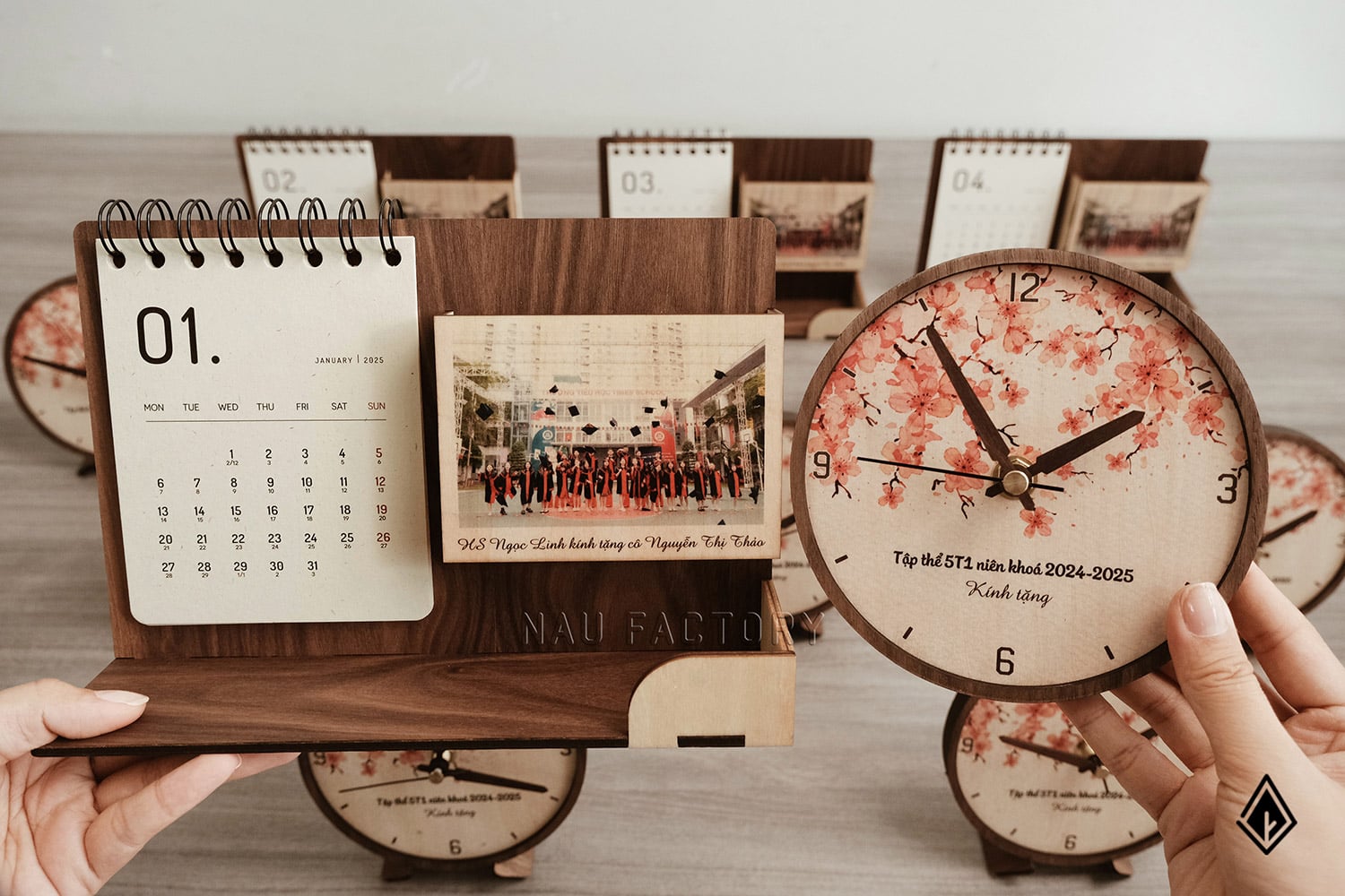 Đồng hồ gỗ để bàn