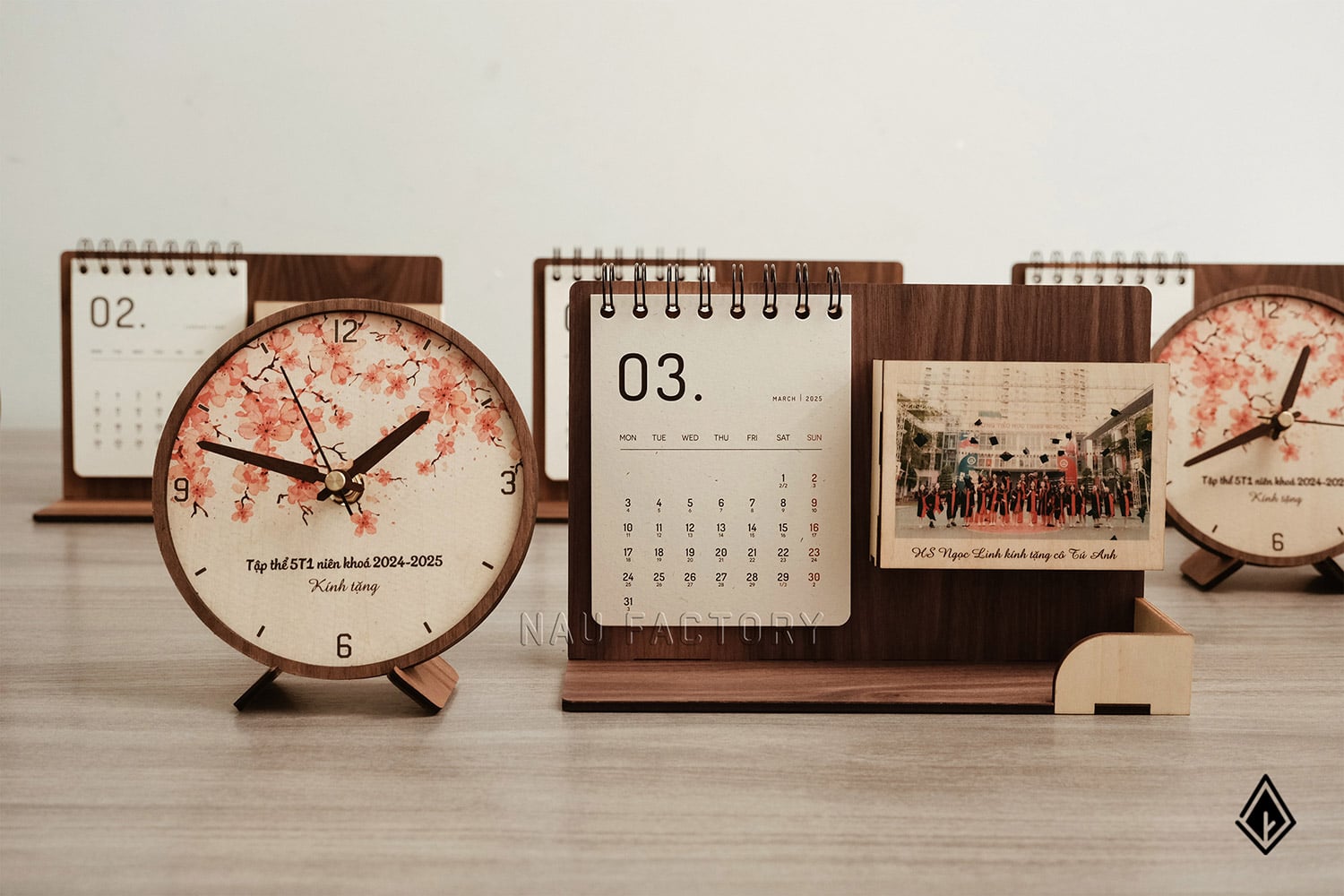 Đồng hồ gỗ để bàn