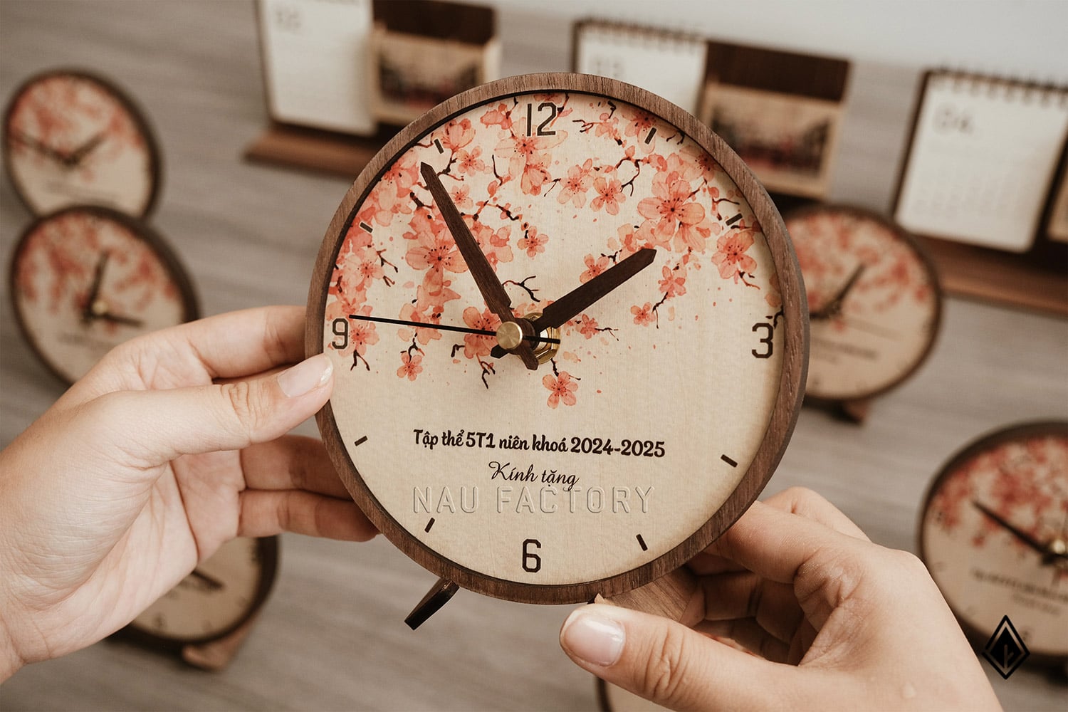 Đồng hồ gỗ để bàn