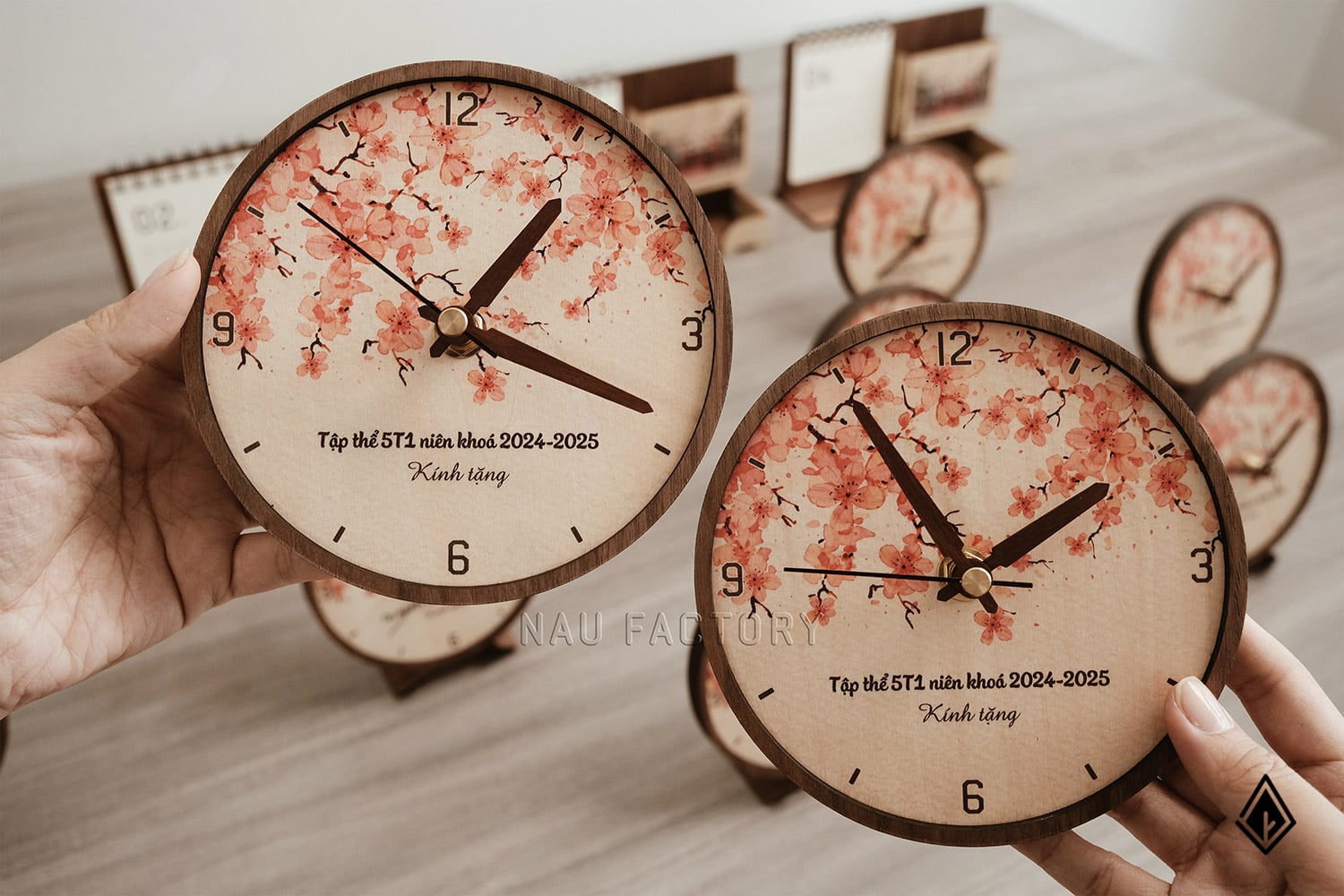 Đồng hồ gỗ để bàn