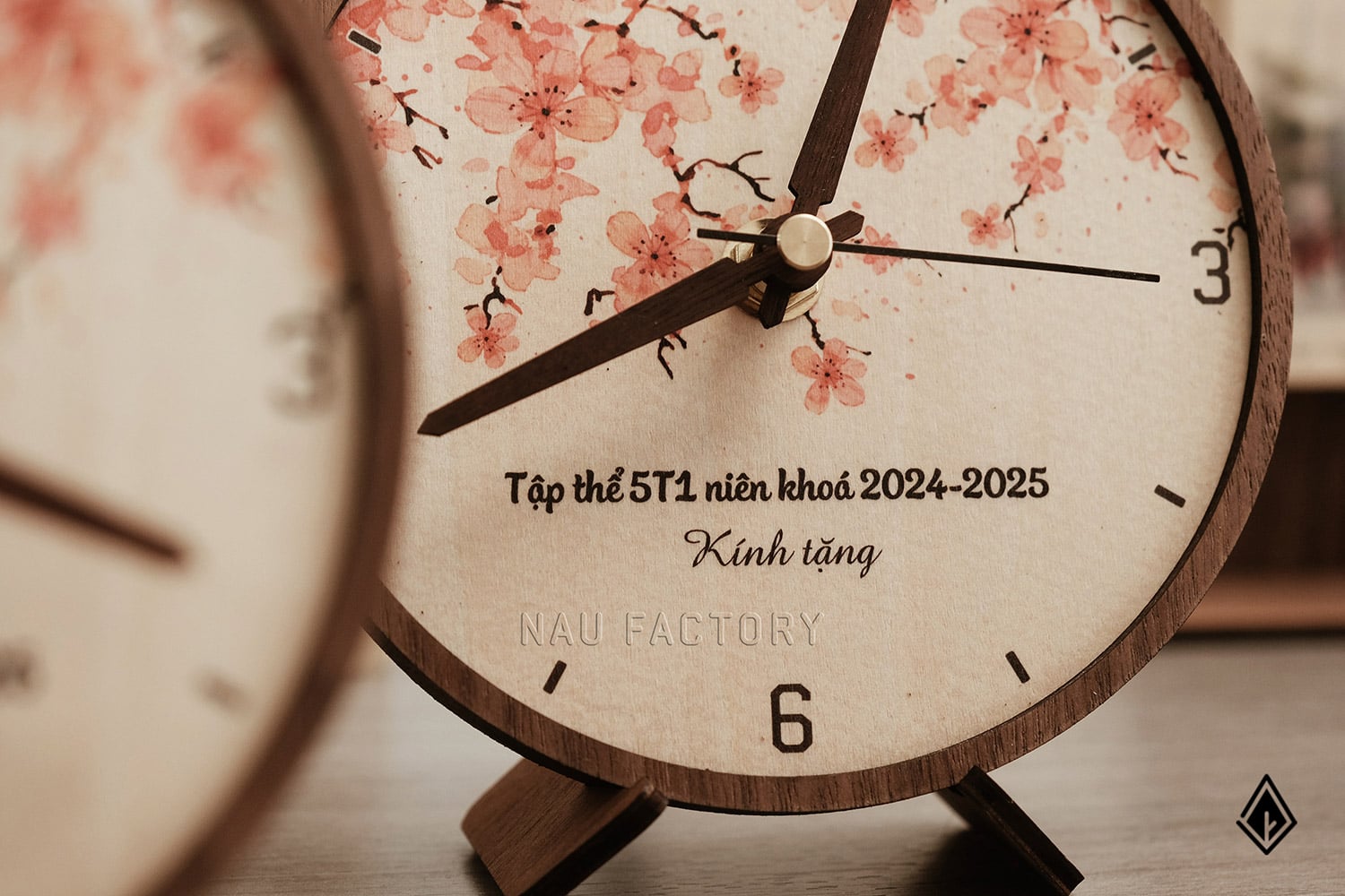 Đồng hồ gỗ để bàn