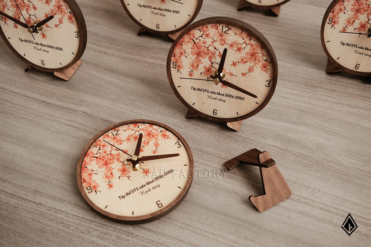 Đồng hồ gỗ để bàn