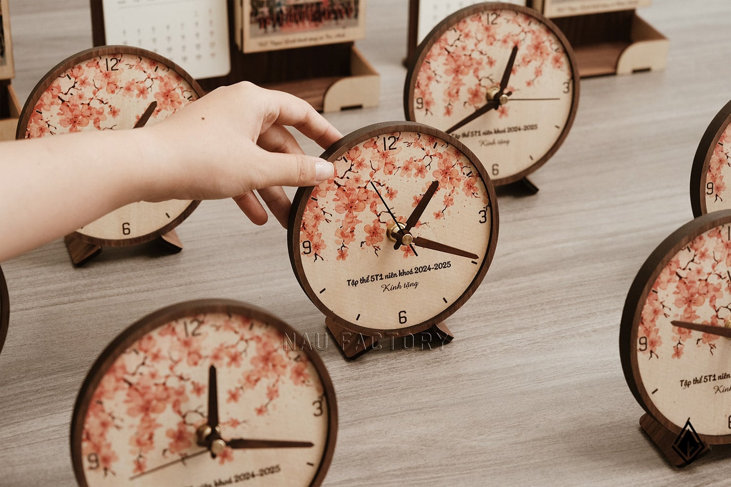 Đồng hồ gỗ để bàn