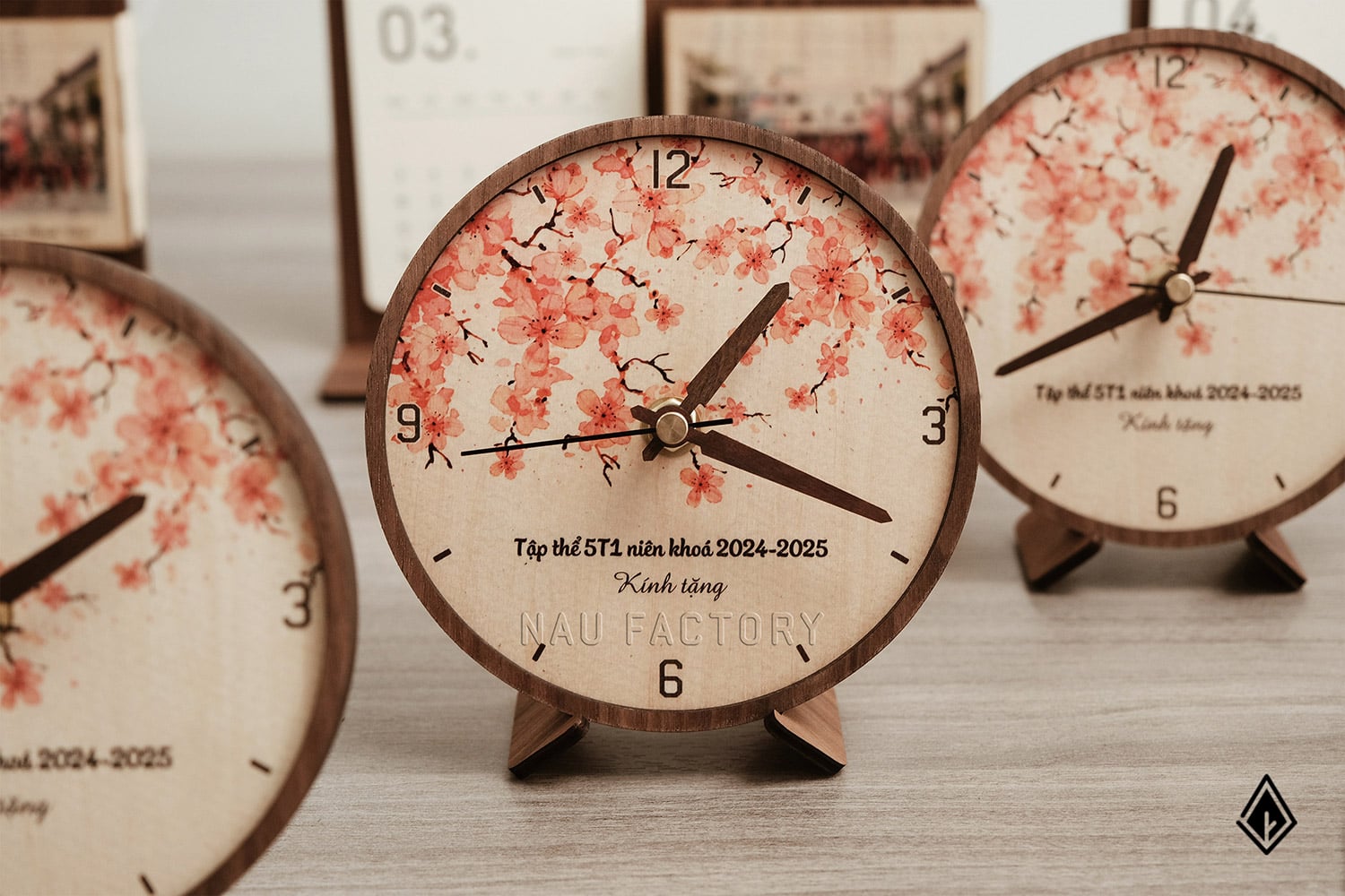 Đồng hồ gỗ để bàn