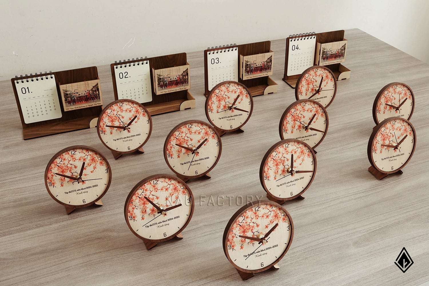 Đồng hồ gỗ để bàn
