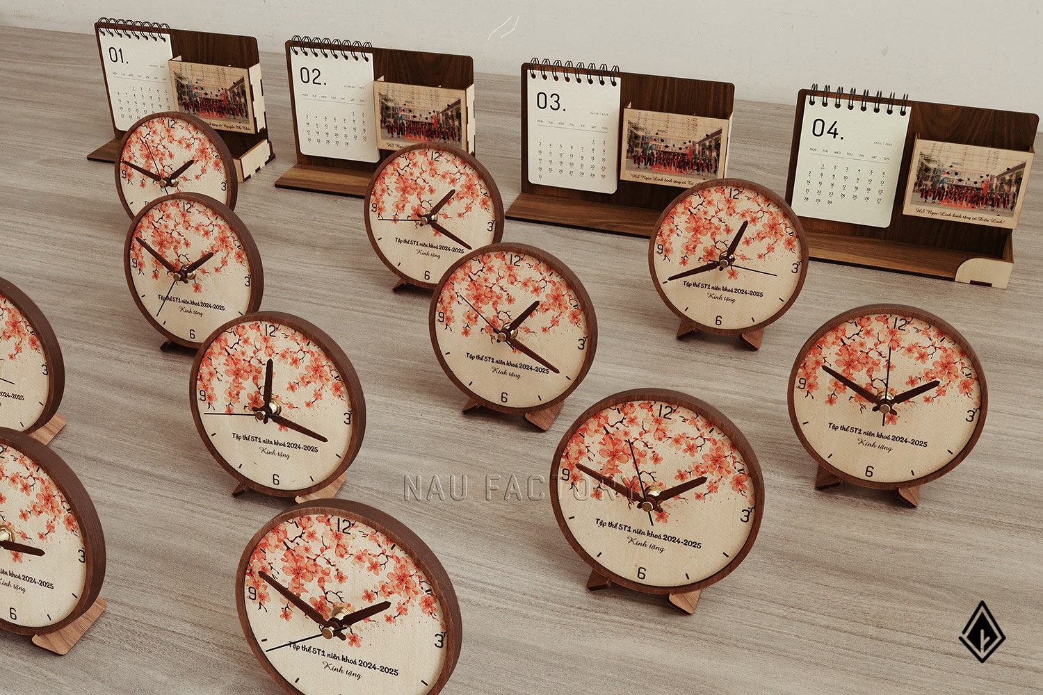 Đồng hồ gỗ để bàn
