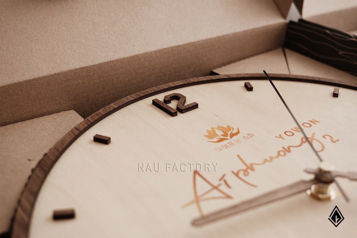 Đồng hồ gỗ treo tường