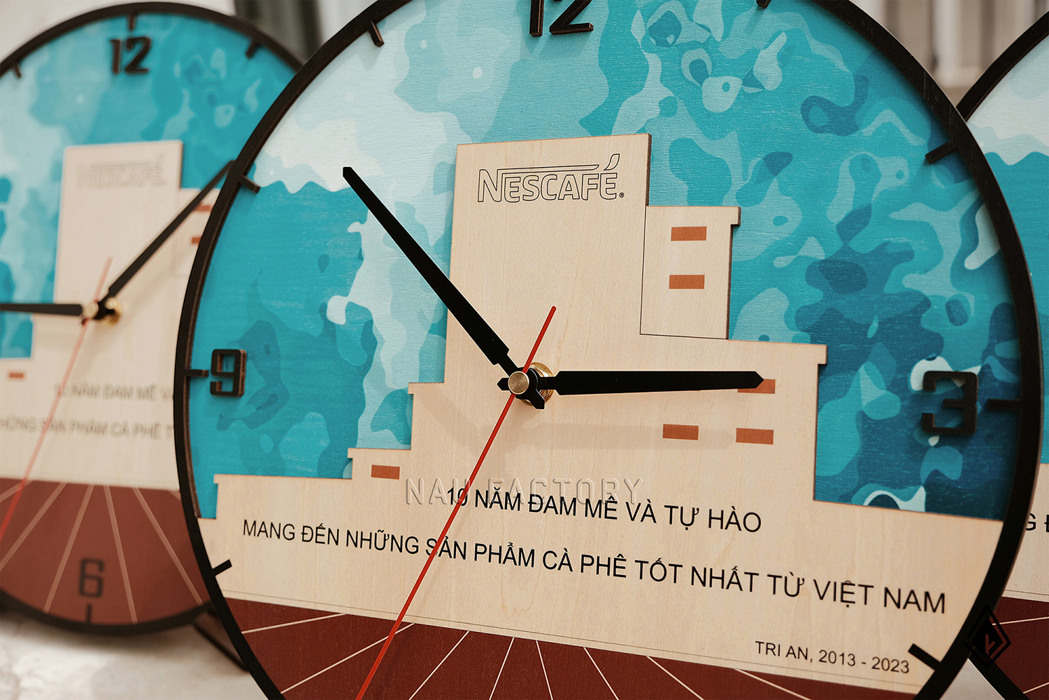Đồng hồ gỗ Maple dán nổi tòa nhà
