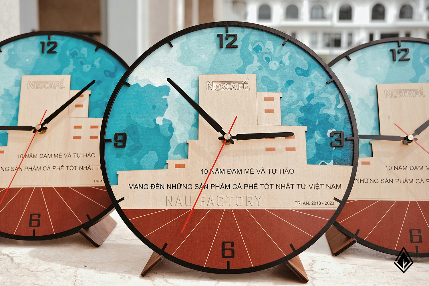 Đồng hồ gỗ Maple dán nổi tòa nhà