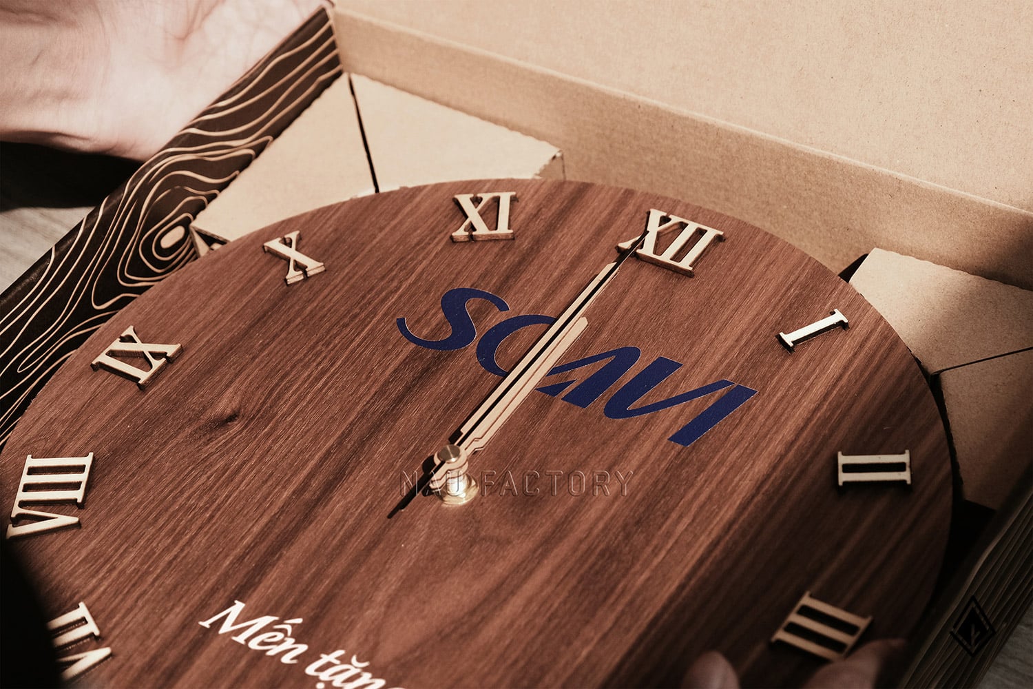 đồng hồ thuần gỗ walnut
