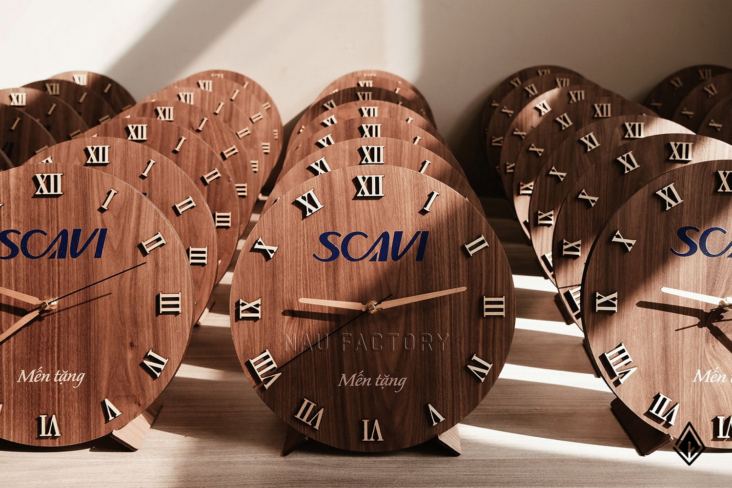 đồng hồ thuần gỗ walnut