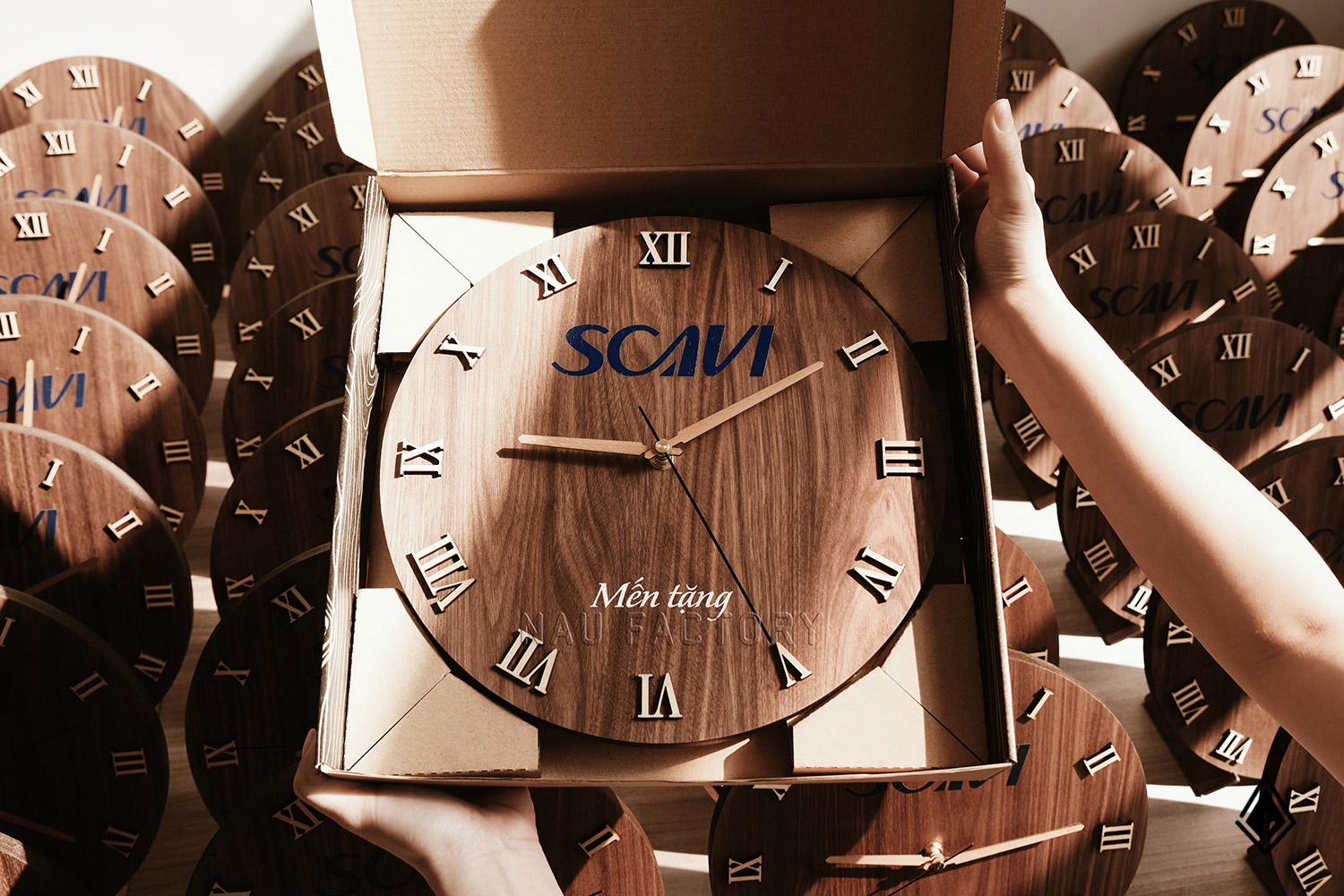 đồng hồ thuần gỗ walnut