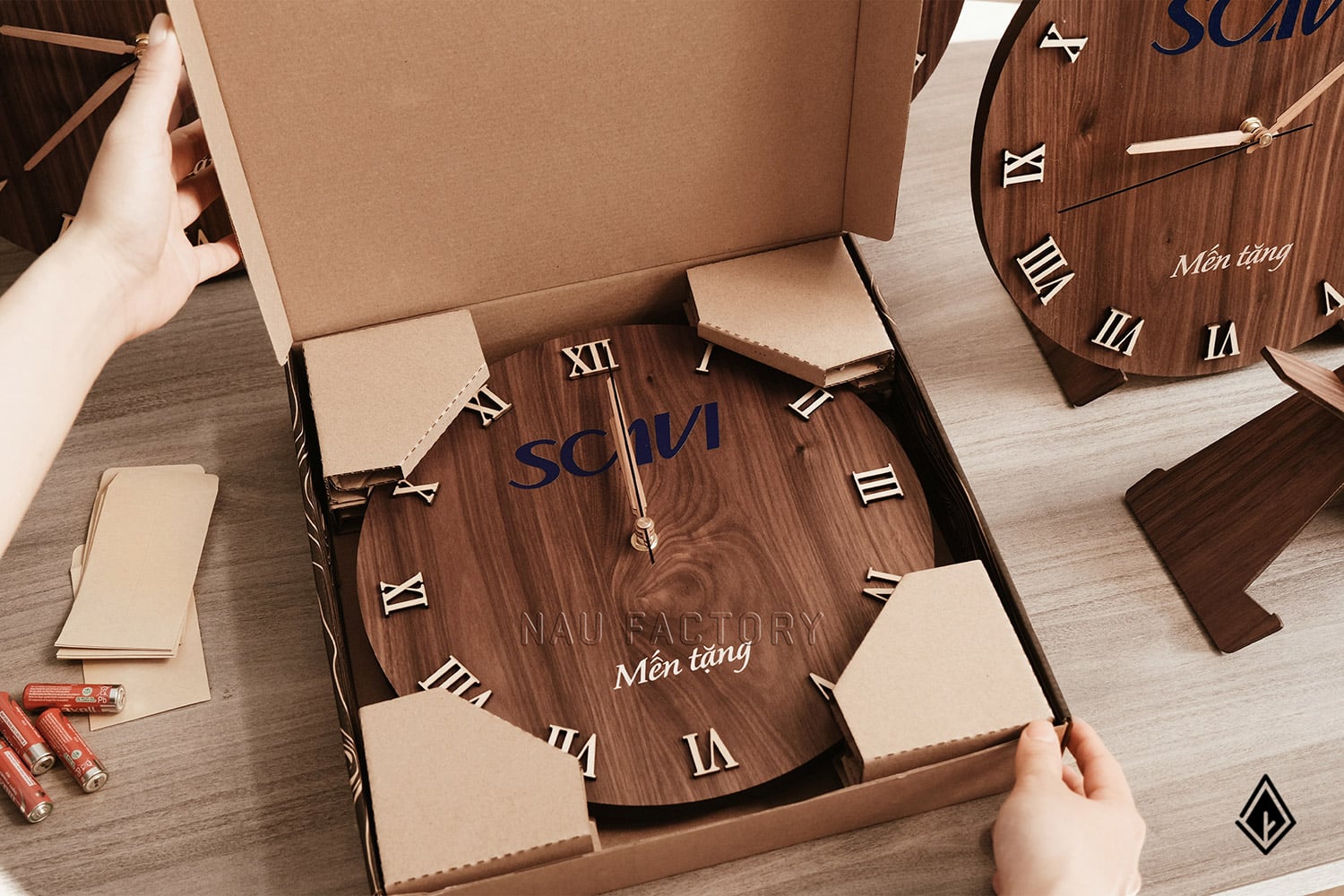 đồng hồ thuần gỗ walnut