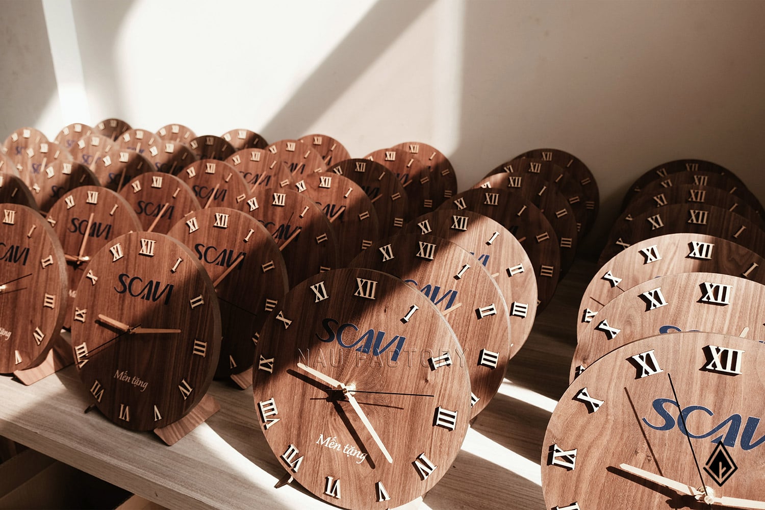 đồng hồ thuần gỗ walnut