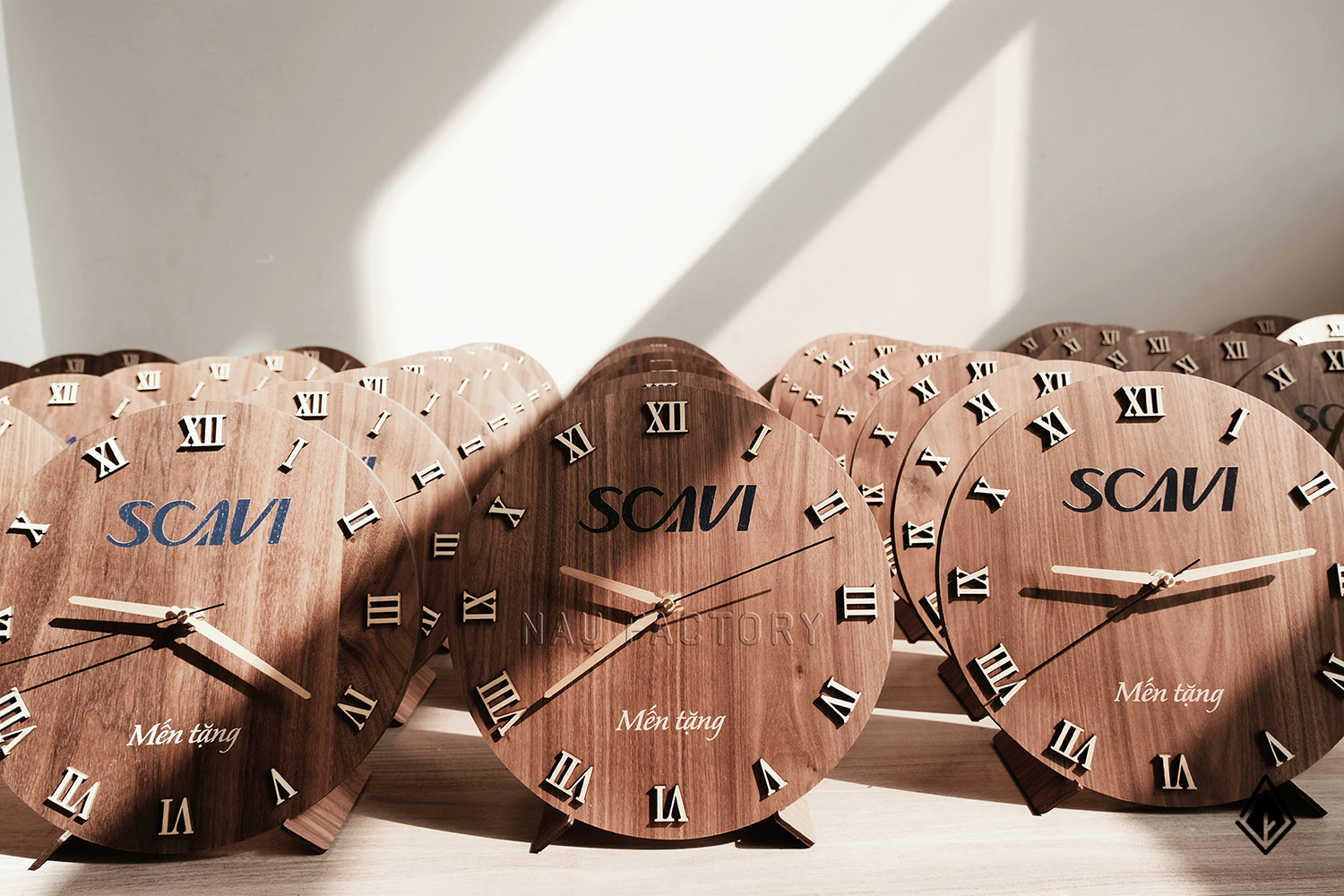 đồng hồ thuần gỗ walnut