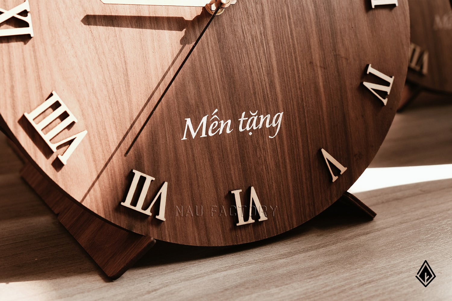 đồng hồ thuần gỗ walnut