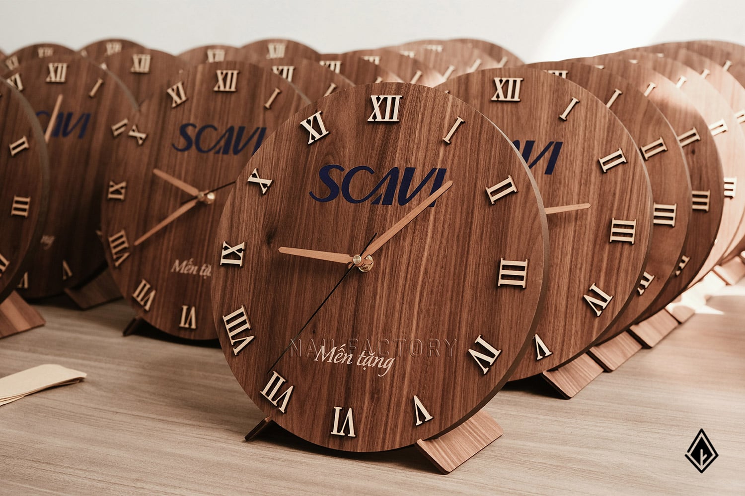 đồng hồ thuần gỗ walnut