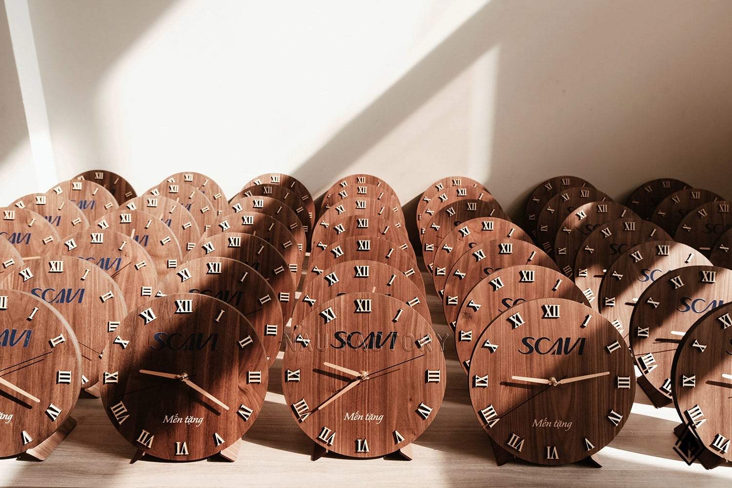 đồng hồ thuần gỗ walnut