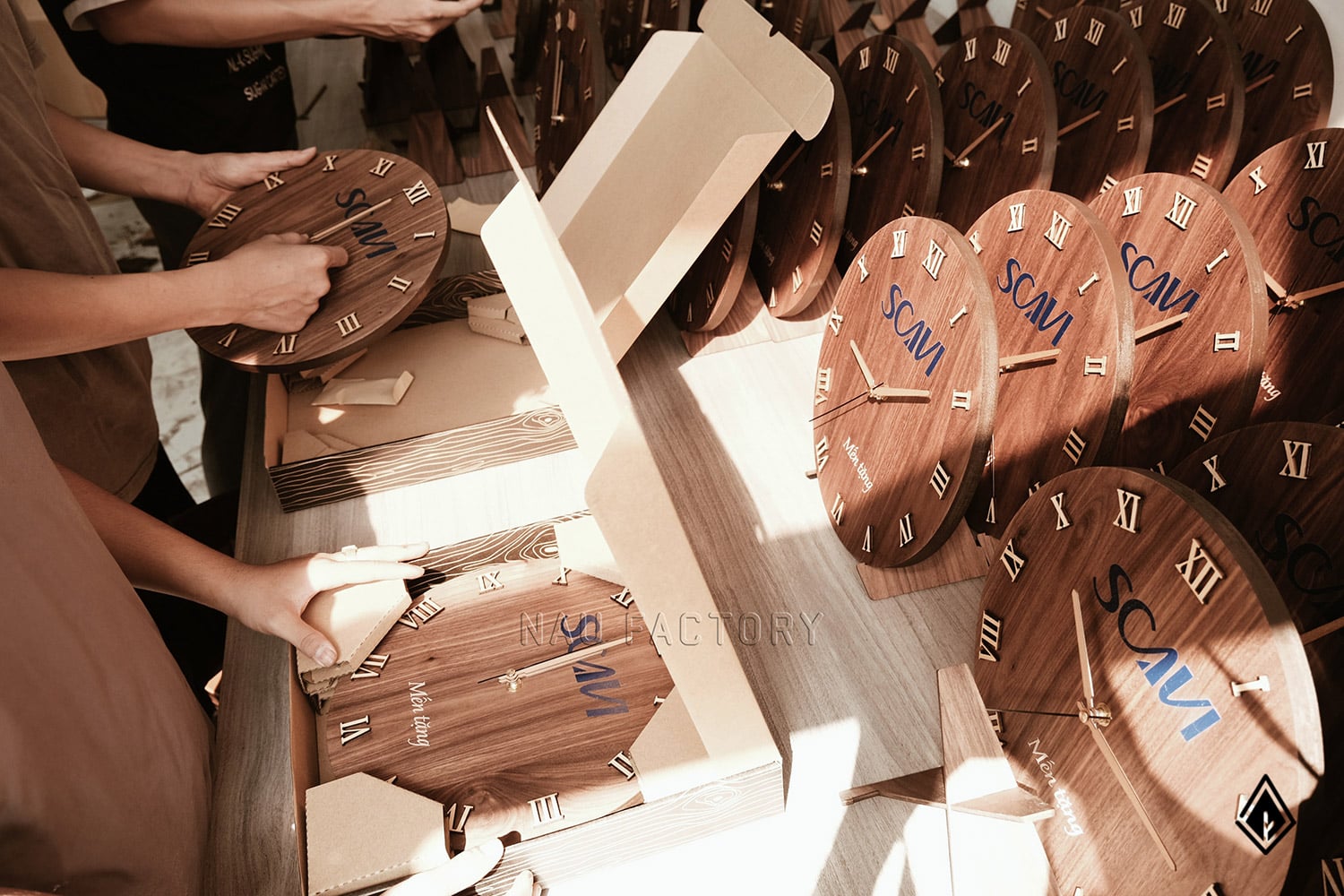 đồng hồ thuần gỗ walnut