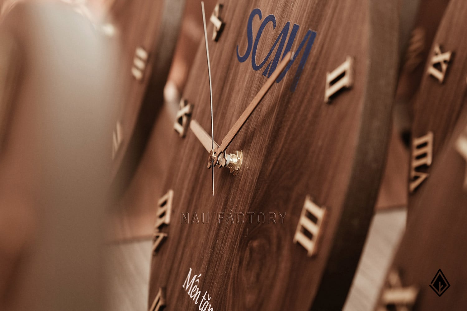 đồng hồ thuần gỗ walnut