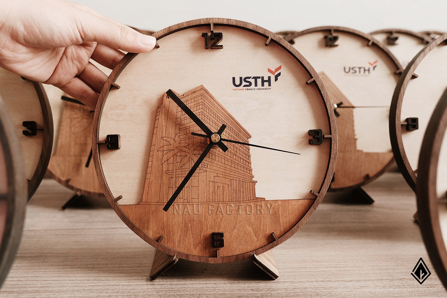 Đồng hồ gỗ custom tòa nhà
