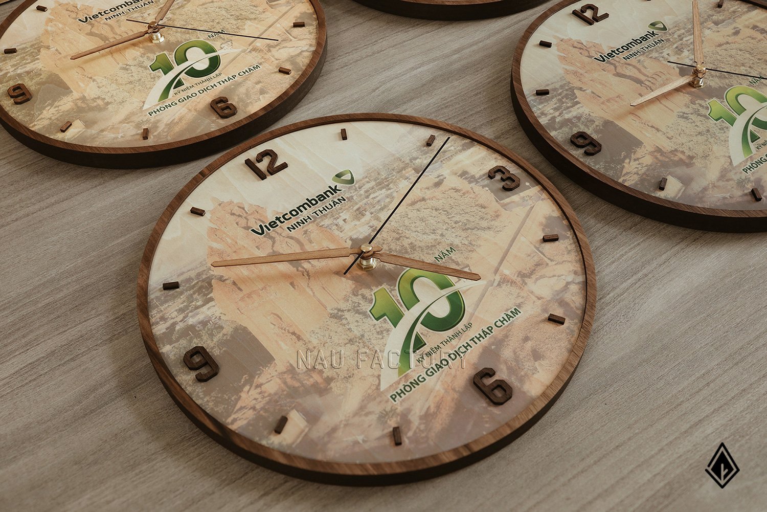 Đồng hồ treo tường thuần gỗ in logo theo yêu cầu