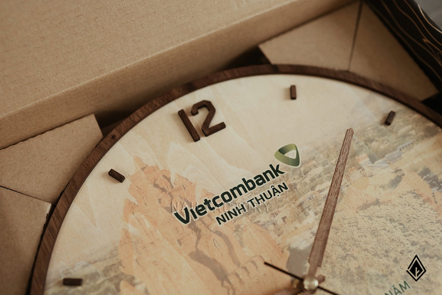 Đồng hồ treo tường thuần gỗ in logo theo yêu cầu