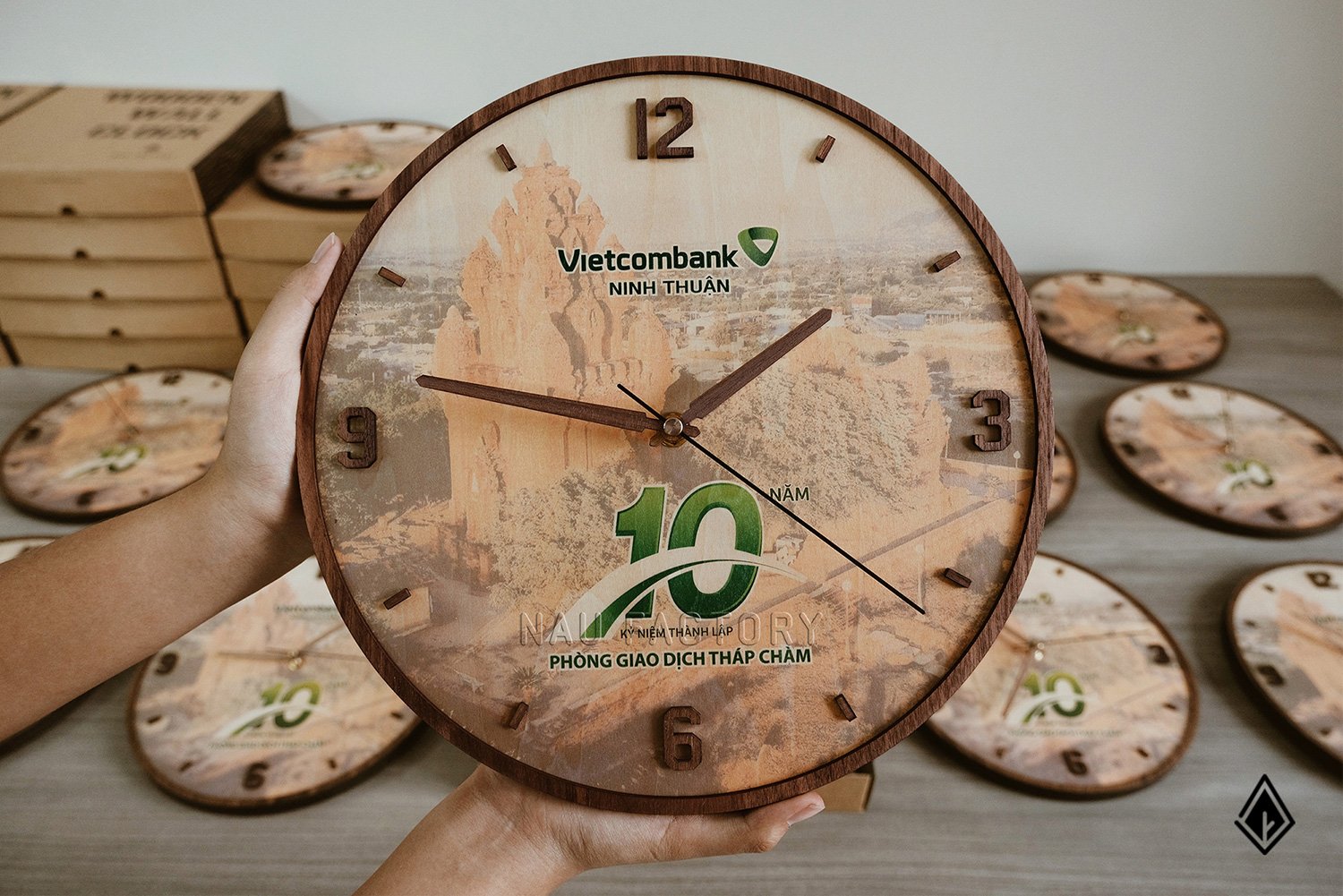 Đồng hồ treo tường thuần gỗ in logo theo yêu cầu