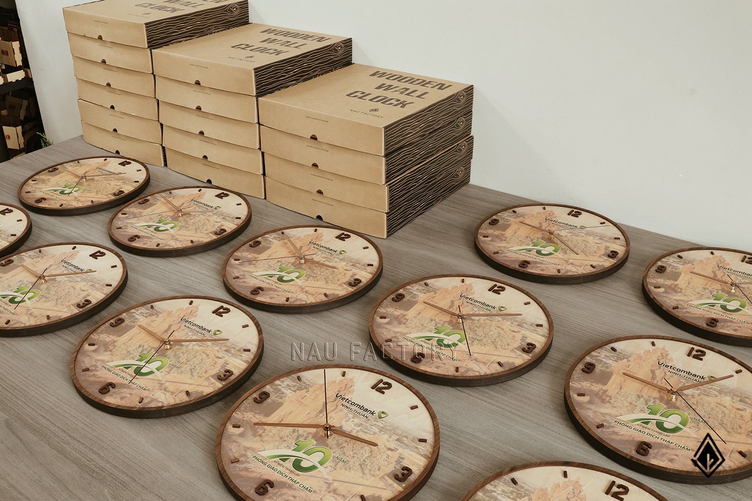 Đồng hồ treo tường thuần gỗ in logo theo yêu cầu