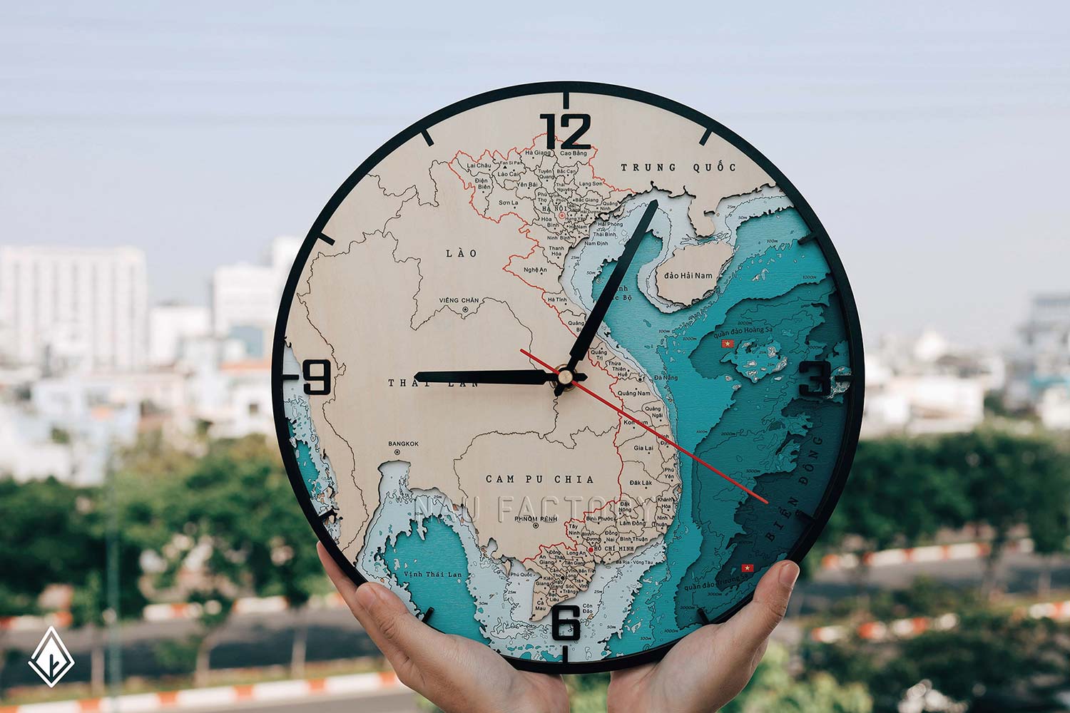 Mẫu đồng hồ tái hiện nguyên vẹn bản đồ Việt Nam. Ảnh: Nau Factory